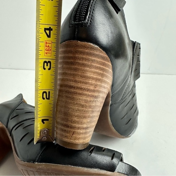 Clarks Artisan Stack Block Booties Women's size 8 or EU 39 Heels Black Peep Toe - Picture 6 of 7